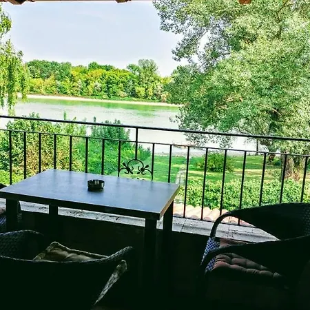 Vízparti Apartmanház *