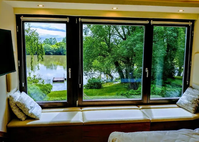 Vizparti Apartmanhaz 아파트 Leányfalu